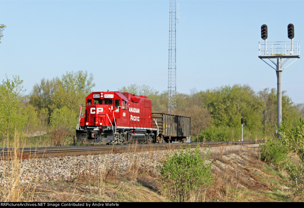 CP 4509 waits to take its pickup back to the yard